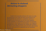 <center>Attirer le chaland</center>À partir de la seconde moitié du 19e siècle, les villes se transforment sous l'effet de l'essor économique et du développement du commerce. La publicité, peinte sur enseignes puis directement sur les murs des magasins et des immeubles, se démultiplie pour séduire les passants et passantes et encourager la consommation. Les magasins, abondamment ornés, deviennent eux-mêmes des réclames. Ces décors sont réalisés par des corps de métier dépositaires de savoir-faire aujourd'hui supplantés par les techniques d'impression.