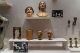 <center></center>Séquence de fabrication d'une tête de marionnette
Francis Raphard 1925-1950 Paris, France
Bois de tilleul sculpté, gouache, mine de plomb
<br> Vitrine de la fabrication d'une marionnette à gaine dans l'exposition «Théâtres populaires de marionnettes » du musée national des Arts et Traditions populaires
1952-1953 Paris, France Tirage d'exposition. <br>
En haut. Buste et tête de mannequin de femme de la salle de France du musée d’Ethnographie du Trocadéro
Charles Halle Avant 1884 Paris, France
Plâtre peint, toile, verre, cheveux<br> Scène bourguignonne de la section française du musée d’Ethnographie du Trocadéro
1930
Paris, France Tirage d’exposition