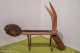 <center>Il carro del sole</center>Claudio Costa 1988
Monteghirfo, Italie Bois taillé, corne, fer
L’artiste Claudio Costa a réalisé des assemblages d’objets récupérés dans une maison abandonnée du village de Monteghirfo, témoins d’un monde rural en train de disparaître. À partir d’une pelle à pain, de cornes et d’un banc, il invente un « char du soleil » qui renvoie aux mythes fondateurs de l’humanité.