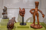 <center></center>Tête d'homme et animal fantastique
Avant 1989 bois sculptés Collection du muséum national d'histoire naturelle <br>
Objet de sorcellerie, tête de monstre
Avant1974 France
Os, métal, verre, bois<br>
Le Lutin
Jack Hémery Avant1986 Parts, France
Bois<br> Statue de guérisseur ou de sorcier 1800-1880 Nivernais, France
Bouleau, noyer, os, gomme végétale, papier, métal
Cette statue représente un personnage hybride, humain avec des sabots et aux mains disproportionnées. Dans la tête creuse de la statuette ont été retrouvés un clou et un dépôt de résine qui indiquent qu’elle a pu servir à des fins magiques, pour des rituels de désenvoûtement ou de guérison