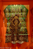 <center>Robe de cérémonie</center>Fin du 19e - début du 20e siècle Istanbul, Turquie
Coton, velours de soie brodé de fils d’or, armature en carton Collection du Muséum national d’histoire naturelle