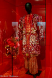 <center>Costume de magicien</center>Jean-Louis Conte, alias Yanco
1950-1970
France
Coton, textile synthétique satin, paillettes, perles, plumes. <br> Considéré comme l’un des plus grands illusionnistes de son temps, le magicien Yanco a renouvelé le répertoire classique et les techniques de la magie. Vêtu de lourds costumes étincelants qu’il confectionnait lui-même, il apparaissait nimbé de fumée et de lumières aux tonalités flamboyantes