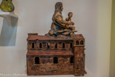 <center>Vierge à l'Enfant assise sur la Sainte Maison de Lorette</center>Après 1613 Marches, Italie Bois sculpté et peint.