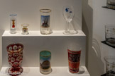 <center>Verres souvenirs</center>En haut
Verres souvenirs
Années 2000-2006 Allemagne et Autriche Verre sérigraphié. <br>
Verre à pied souvenir de la Coupe du monde de 1998
1998
France
Verre
<br> En bas. Verre souvenir de séjour en cure thermale
19e siècle
Johannisbad, République tchèque Verre taillé peint et gravé <br>
Verre « Tarascon - La Tarasque »
1900-1950
Autriche
Verre soufflé doré, peint et imprimé <br>
Verre souvenir du concert d'Hugues Aufray à l'Olympia
1966
Paris, France Verre moulé et peint