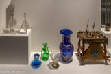 <center></center>Lampe à huile et bouteille
18e siècle et 1850-1900 Nevers, Nièvre, France Verre soufflé, pincé, pastillé et filé-rubanné <br>
Verre à thé et sa soucoupe, briik (burette à huile d’olive), verre, vase
Soufflerie Abou Ahmad 2003
Damas, Syrie Verre coloré soufflé
 <br>
Table de marchand de sirop ambulant
Début du 20e siècle Palerme, Italie
Verre incolore, bois peint, métal
Collection du Muséum national d'histoire naturelle