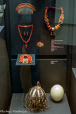 <center></center>De gauche à droite
Parure: peigne, collier et boucles d'oreilles
1838-1847 Marseille. France
Or, laiton, corail, turquoise, diamant <br>Collier
1900-1950
Vallée du Drâa, Maroc.<br>
Bracelet
Charles-Alfred Coignet 1865-1889 Paris. France Corail or. <br> Collier
1900-1960
Volendam. Pays-Bas
Perles de verre, métal, bois doré
Collection du Muséum national d'histoire naturelle <br>En bas.
Œufs d'autruche
1900-1950
Algérie
Coquille, cuir.