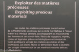 <center>Exploiter des matières précieuses</center>Les routes des matières précieuses tracent autour de la Méditerranée un réseau qui va de la mer Baltique à l'océan Indien et à l'Afrique centrale, accompagnant les mouvements des hommes et des savoir-faire. Récits de voyageurs, mythes, contes et légendes, pièces archéologiques ont évoqué de façon poétique le voyage des matières premières et des techniques. Les objets réunis ici démontrent toute la diversité des usages ornementaux de ces matériaux naturels délicats et recherchés.