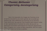 <center>Classer, déclasser</center>Dans l'art populaire, les images de l'homme et de la femme renvoient à une vision genrée de la société qui attribue des rôles différents aux hommes et aux femmes.
Cette distinction des genres n'est toutefois pas toujours nette, et des représentations illustrant les luttes de pouvoir ou abolissant la frontière entre féminin et masculin apparaissent dans l'imagerie, les contes et fêtes populaires, dont les sujets sont repris dans les formes sculptées.