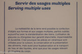 <center>Servir des usages multiples</center>La malléabilité de la terre rend possible la confection d'objets aux formes et aux usages multiples, parfois oubliés aujourd'hui avec la standardisation des biens. L'utilisation de glaçures ou d'engobes leur garantit étanchéité, imperméabilité et durabilité. C'est pourquoi les pièces en céramique sont utilisées pour la cuisson, la conservation et la présentation des aliments, mais aussi pour la préservation et le transport de l'eau et des liquides, ainsi que pour les usages relevant de l'hygiène du corps.