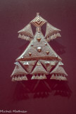 <center>Pendentifs-amulettes touaregs</center>20e siècle Niger ou Algérie
Argent, cuivre, laiton, fer étamé, cuir, tissu