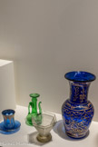 <center>Verre à thé et sa soucoupe, briik (burette à huile d’olive), verre, vase</center>Soufflerie Abou Ahmad 2003
Damas, Syrie Verre coloré soufflé
Le soufflage du verre permet de créer des récipients complexes. Le verre est facile à nettoyer et donc idéal pour la cuisine et la table. Cette burette à huile d’olive possède un bec étroit et incurvé qui permet de bien doser l’huile. L’atelier qui l’a créée a disparu avec la guerre civile.