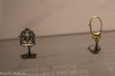 <center>Les objets funéraires de Carthage</center>Pendentif, idole-bouteille et deux uraei.
Carthage.
Fin VIIe-VIe siècle av. J.-C.
Or.<br>
Boucles d'oreilles en forme de croix ansée
VIIe-VIe siècle av. J.-C.
Or.