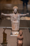 <center>Les objets funéraires de Carthage</center>Figurine de femme les bras étendus : support de lampe. Carthage.
Ve siècle av. J.-C.
Terre cuite.