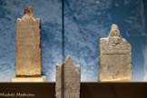 <center>Ensemble de stèles votives du tophet de Carthage.</center>IIIe-IIe siècle av. J.-C. ; période punique Calcaire gravé.
Département des Antiquités orientales, musée du Louvre, Paris.