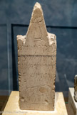 <center>Stèle votive à l'éléphant.</center>Carthage, tophet. IIIe-IIe siècle av. J.-C.
Calcaire. Musée national de Carthage» Tunisie.