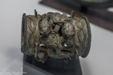 <center>L’Afrique des Routes.</center> Bracelet orné de figures animales stylisées
Vers le 16e siècle Style Yoruba Nigeria
Alliage cuivreux