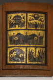 <center> RELIQUAIRE EN BOIS PEINT ORNÉ DE SCÈNES DE LA VIE DU CHRIST</center>« Trésor » de la chapelle du Sancta Sanctorum au Latran, Rome Syrie ou Palestine, VIe siècle
Bois gravé, travaillé et partiellement doré, peinture à l’encaustique
Ce reliquaire qui renferme des pierres et du terreau est l’un des premiers souvenirs rapportés du pèlerinage en Terre sainte. L’intérieur du couvercle est orné de cinq scènes de la vie du Christ dont la lecture se fait de bas en haut: la Nativité et le Baptême, la Crucifixion, les Femmes au tombeau et l’Ascension. Le traitement stylistique dénote une influence des manuscrits syriaques à peintures tel l’évangéliaire de Rabbula présenté à ses côtés.