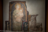 <center> FRESQUE DE LA VIERGE ET L’ENFANT</center>Beyrouth, XIIIe siècle Fresque sur nid d’abeille
Cette Vierge et l’Enfant provenant d’une église de Beyrouth témoigne de l’art des fresques des églises libanaises à l’époque médiévale. Certainement exécutée par des artistes locaux, cette fresque s’inscrit dans le répertoire de l’art byzantin et renseigne sur la production artistique des communautés chrétiennes. Il existe une trentaine de chapelles décorées de fresques de la sorte, étudiées et en partie restaurées depuis 2004 par l’Association pour la Restauration et l’Étude des Fresques Médiévales du Liban.