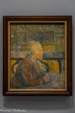 <center>Exposition Toulouse-Lautrec.</center> Portrait de Vincent van Gogh 1887
Craie colorée sur carton. Au terme de ces années études, qui l’ont mis en contact avec van Gogh, Anquetin et Bernard, Lautrec s’élance. Comme eux, avec qui il expose dès novembre 1887, l’Albigeois appartient au clan des impressionnistes du « petit boulevard ». Son portrait froid et chaud de van Gogh le situe dans le café de sa maîtresse, Agostina Segatori. Cette image puissante, qui a appartenu aux frères van Gogh, comme Poudre de riz, sera exposé à Bruxelles, en février 1888. Aussi le profil d’aigle de Vincent devient-il le signe d’une conquête collective
