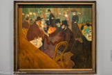 <center>Exposition Toulouse-Lautrec.</center> Au Moulin Rouge
1892-1895 Huile sur toile
En quelques années, Lautrec devient le « peintre ordinaire » du Moulin Rouge et de La Goulue qu’on aperçoit, à l’arrière-plan, en compagnie de sa sœur. Glissent, à gauche, le peintre et son cousin,
Tapié de Céleyran. C’est une manière de nous dire qu’il appartient au monde qu’il représente avec plus d’empathie que d’ironie. La presse anarchiste, Fénéon le premier, s’est trompé sur ce point : Lautrec, qui intègre ses amis à la scène (Dujardin, Sescau, Guibert...), ne cherche pas à stigmatiser le Paris des plaisirs.