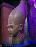 <center>Tête de colosse de Ramsès II.</center>Granit rouge. Nouvel empire, 19e dynastie (Remploi de la statue d’un roi du moyen empire). Musée égyptien.