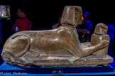 <center>Statue de Ramsès II en sphinx faisant offrande d’une vasque à tête de bélier.</center>Pierre calcaire.
Nouvel Empire, 19e dynastie. Musée égyptien.