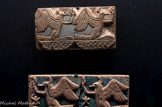 <center>Carreaux de faïence siliceuse.</center>Deux carreaux provenant d'une frise illustrant des oiseaux Rekhyt. Faïence siliceuse. Nouvel Empire, 20e dynastie Musée égyptien.