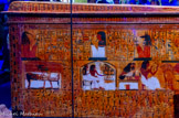 <center>Cercueil externe de Sennedjem</center>Anubis s’incline devant la momie, Sennedjem et sa femme sont assis sur des chaises et jouent au senet.