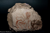 <center>Ostracon décoré d’un dessin d’un sphinx ailé féminin</center>Pierre calcaire, encre. Période inconnue. Musée égyptien.