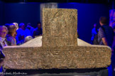 <center>Couvercle du sarcophage de Mérenptah réutilisé pour celui de Psousennès I.</center>Granit. Nouvel empire, 19e dynastie. Musée égyptien.