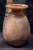 Vase en calcite avec bouchon inscrit aux noms de Thoutmosis III.
Le nom de l'ancêtre de Toutânkhamon, le roi Thoutmosis III, est inscrit sur ce vase qui était probablement utilisé pour contenir du parfum ou des huiles pour les rituels.
Calcite