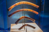 Boomerangs.
En raison de leurs courbures particulières, aucun de ces boomerangs n’était en mesure de revenir vers son lanceur, mais d’autres exemplaires présents dans le tombeau le pouvaient.
Boomerangs en bois décoré d’écorce. Bois dur.