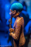 Statue de Ptah en bois doré
Ptah porte une coiffé en verre bleu cobalt. Les trois hiéroglyphes que l'on voit sur son sceptre sont le signe ânkh (la vie), le pilier djed (la stabilité), ainsi que le signe ouas (la puissance).
Bois, gesso, feuille d'or, résine noire, faïence égyptienne bleue, verre (yeux)