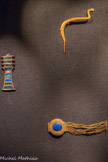 Amulette en or en forme de serpent
Or. <br>
Amulette en or en forme de pilier djed avec incrustation de faïence égyptienne
Or, faïence égyptienne. <br>
Bracelet en lapis-lazuli Or, lapis-lazuli, verre.