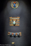 Pectoral incrusté d’or et de pierres avec un scarabée en lapis-lazuli : nom royal de Toutânkhamon 
Or, argent lapis-lazuli, turquoise, feldspath vert, cornaline, calcite. <br>
Pectoral incrusté d’or de Toutânkhamon sous en forme de naos incluant un scarabée ailé en feldspath
Or, argent lapis-lazuli, feldspath vert, cornaline, verre.<br>
Bracelet portant trois scarabées en lapis-lazuli et les cartouches de Toutânkhamon 
Lapis-lazuli, or, feldspath vert, cornaline, verre.<br>
Bague en or avec scarabée en calcédointe
Or, calcédoine laiteuse.