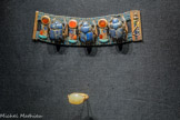 Bracelet portant trois scarabées en lapis-lazuli et les cartouches de Toutânkhamon 
Lapis-lazuli, or, feldspath vert, cornaline, verre. <br>
Bague en or avec scarabée en calcédoine
Or, calcédoine laiteuse.
