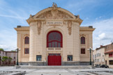 <center>Castres. Le théâtre municipal de Castres.</center>Dès 1784, M. de Labarthe réunit la haute société castraise dans son hôtel Frascaty, pour y faire donner des représentations théâtrales. L'année suivante, le conseil de la communauté autorise une troupe itinérante à se produire en ville. Il ne fallut qu'une année de plus pour que deux salles de spectacles se développent à Castres. Dès 1891, la municipalité de Castres commence à réfléchir à la construction d'une salle de spectacle pour distraire une importante garnison et donner un lieu de représentation aux sociétés musicales locales. Lyre et blason de la ville de Castres sur le fronton du Théâtre. Des têtes de lion sont sculptées dans l'angle de l'entrée.