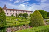 <center>Castres</center>Jardin à la française de l'Évêché avec parterres de buis et ifs, bassins, bosquets. Après la création du diocèse de Castres en 1317 par le pape Jean XXII, l'évêque de Castres loge tout d'abord à la cathédrale Saint-Benoit, avant de s'installer en 1666 dans le palais épiscopal tout juste édifié selon les plans de Jules Hardouin-Mansart. Depuis la disparition du diocèse en 1801, il sert de mairie et accueille aussi le musée Goya.