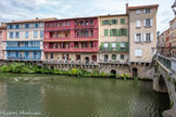 <center>Castres. Vieilles Maisons sur l'Agoût</center>Aux deux derniers étages, se trouvaient les séchoirs, l'un plus haut que les pièces d'habitation elles-mêmes afin que les cuirs ne traînent pas par terre. Ces pièces sont pourvues de petites ouvertures qu'il devait être aisé de fermer avec des volets de bois pour, en été, défendre les cuirs des ardeurs du soleil et en hiver de la force de la gelée. Sous les toits, le deuxième séchoir portait le nom de « soleiller », largement ouvert pour laisser pénétrer la lumière et l'air. Ces maisons, appelées aussi « la petite Venise » ont conservé leurs encorbellements de bois et leurs balcons. Depuis les années 1980, ces maisons ont été restaurées et sont entrées dans la catégorie HLM, dans le cadre d'une réhabilitation du centre-ville. Les portes, avant la construction du barrage situé un peu plus loin, étaient 1 m au-dessus du niveau de l'eau.