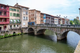 <center>Castres. Vieilles Maisons sur l'Agoût</center>Trois ponts relient les deux berges de l'Agout et le centre historique de la ville de Castres dont les maisons sur l'Agout constitue le centre névralgique. Ici, le pont Neuf, qui, malgré son nom est le plus ancien pont de Castres. C'était une simple passerelle de bois jusqu’en 1368 où il fut construit en pierre.