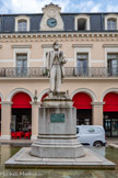<center>Castres. La place Jean Jaurès</center>Une statue de Jean Jaurès (né à Castres le 3 septembre 1859) est placée entre les Arcades et la place en hommage à cet homme politique français (originaire de Castres), homme-d'état, orateur et parlementaire socialiste, qui s'est notamment illustré par son pacifisme et son opposition au déclenchement de la Première Guerre mondiale. Une plaque rappelle qu'il naquit à Castres. On doit cette statue à Gabriel Pech, un sculpteur né à Albi en 1854 (et mort cinq ans après l’inauguration). Jean Jaurès fut un de ses modèles. Au point qu’il réalisa son masque mortuaire en bronze (conservé par le musée Toulouse-Lautrec). Le frère ou la femme de Jean Jaurès ont aussi eu droit à des statues du sculpteur albigeois.