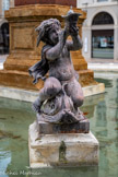 <center>Castres. La place Jean Jaurès</center>Un des chérubins monté sur un poisson.