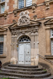 <center>Castres. Hôtel de Nayrac</center>Le portail et le perron sont disposés selon les ordres d’architecture. Sur l'aile droite, une porte monumentale décorée de doubles pilastres, corniche, fronton coupé, cartouche sculpté, est placée dans l'axe, répond aux fenêtres des autres faces et donne accès aux intérieurs. Deux coupes de fruits symbolisent l’abondance ; les lions, la puissance et la notoriété.