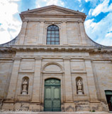 <center>Castres. Église Notre-Dame-de-la-Platé.</center>Elle apparaît pour la première fois dans un texte de la fin du IXe siècle, Platé venant de sa position sur un petit plateau. Elle sera démolie puis reconstruite plusieurs fois avant de prendre sa forme actuelle. L'église d'aujourd’hui, qui date de 1755, est la 5e construite sur l'emplacement de la chapelle du IXe siècle, détruite par les calvinistes pour renforcer les murailles de ses pierres. La façade de cette église baroque se compose de deux étages (l'un dorique, l'autre ionique) couronnés d'un fronton triangulaire. La baie centrale a été obturée par la mise en place de l’orgue en 1980. Les portes latérales ont été ouvertes dans un second temps, au XIXe siècle