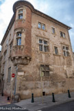 <center>Castres. L'hôtel Leroy.</center>Dès 1592, un immeuble, appartenant à Jean Le Roy (lieutenant de la judicature royale de Castres), est cité au compoids, même si rien ne prouve qu'il s'agisse déjà de la bâtisse actuelle.
La demeure actuelle daterait du XVIIe siècle.. Lorsque Castres devint le siège de la Chambre de l'Édit en 1595, elle attira de nombreuses personnalités nommées par le Roi ou représentant tel parti. Leur autorité se devait d'être incontestée et leur demeure devait être représentative de ce pouvoir. Édifié au début du XVIIe siècle, cet hôtel frappe par sa tourelle d'angle en encorbellement et à cul-de-lampe fait en briques, et dont les fenêtres à meneaux ont un encadrement en pierre. Cet appareillage de briques et pierres montre à la fois l'inspiration de l'architecture toulousaine et du XVIIe siècle.