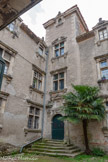 <center>Castres. L'hôtel de Viviès.</center>L'aile gauche comporte une tour carrée abritant une cage d'escalier à la française, à deux volées parallèles et pilastres. Cette tour-belvédère est ouverte sur chaque côté par un œil-de-bœuf surmonté d'une corniche avec fronton.