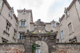 <center>Castres. L'hôtel de Viviès.</center>L'hôtel a été construit au XVIe siècle par monsieur de Rozel, avocat à la chambre de l'édit. Il reprend le style Renaissance dit à la toulousaine. Appuyé contre l'ancien mur d'enceinte de la ville, il passa ensuite aux mains de la famille de Saint-Rome, puis de la famille de Viviès. L'hôtel est bâti sur les plans des hôtels particuliers de l'époque, trois ailes autour d'une cour d'honneur. Le quatrième côté donne sur la rue et est clos d'un haut mur ouvert par un grand portail.