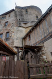<center>Cordes-sur-ciel.</center>Le chantier médiéval pour la rénovation de la façade nord du musée, avec une grue à roue écureuil pour monter les charges.