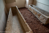 <center>Cordes-sur-ciel. Musée Charles Portal.</center>SARCOPHAGES
Au fond de la salle, un intéressant sarcophage monolithe à double cuve dont une a été détruite lors de la construction d’un fortin à l'époque médiévale.
Les 14 petites ouvertures en plein cintre laissent à penser qu'il s'agit d'un sarcophage prévu pour deux époux (sarcophage matrimonial !). Cette particularité est extrêmement rare.
Il provient d'une nécropole mérovingienne où des fouilles partielles ont mis à jour 115 sarcophages
Origine : Vindrac
Période : mérovingienne (6e-7e s)
matière : grès
dimensions : L=2,04 ; h=62 cm
L'autre sarcophage plus classique provient du secteur de Saint-Martial (3 km à l'est de Cordes), d'un village détruit par Simon de Monfort en 1212. Il daterait des 8ème ou 9ème siècles