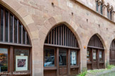 <center>Cordes-sur-ciel. La maison Gaugiran </center>Au rez-de-chaussée, elle est ouverte sur quatre arcades en ogive, l'une donnant accès à la cour intérieure. Cet édifice a conservé l'architecture méridionale typique de cette époque.